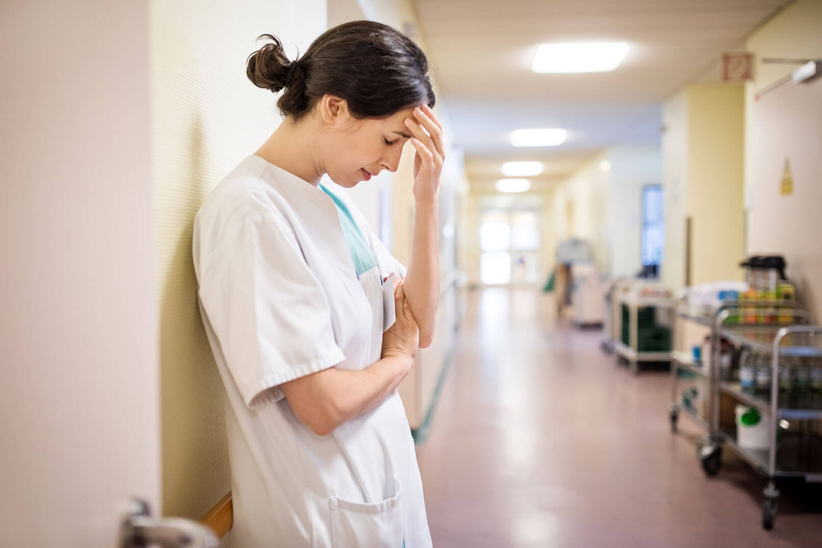 Krankenschwester im Krankenhausflur